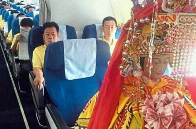 Patung dewa naik pesawat (Foto: Facebook/The Star/Selangor and Federal Territory Hainan Association)