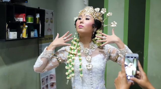 Jisun tampil seperti pengantin Sunda (Foto: Instagram/harijisun)