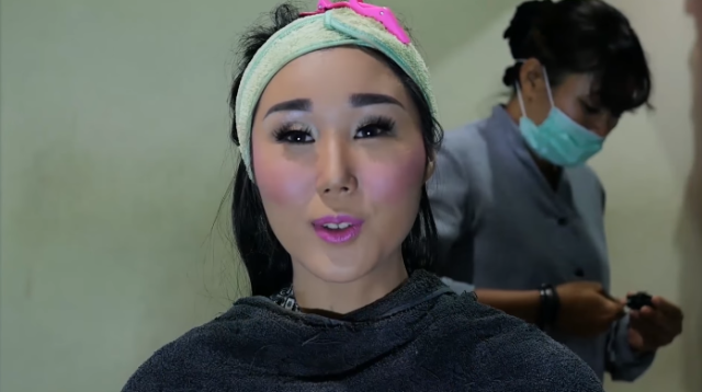 Makeup hampir selesai (Foto: Instagram/harijisun)