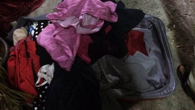 Isi koper yang dicurigai berisi barang berbahaya (Foto: Iqra Ardini/kumparan)