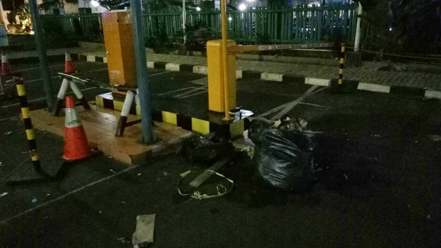 Sisa-sisa aksi awak mobil tangki Pertamina (Foto: Aprilandika Pratama/kumparan)