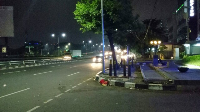 Jalan depan Gedung Kemnaker yang lengang (Foto: Aprilandika Pratama/kumparan)
