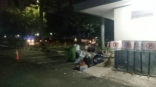Sisa-sisa aksi awak mobil tangki Pertamina (Foto: Aprilandika Pratama/kumparan)
