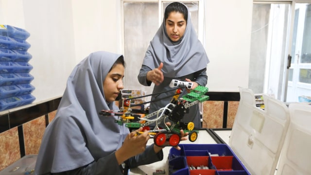 Anak perempuan membuat robotik. (Foto: REUTERS/Mohammad Shoib)
