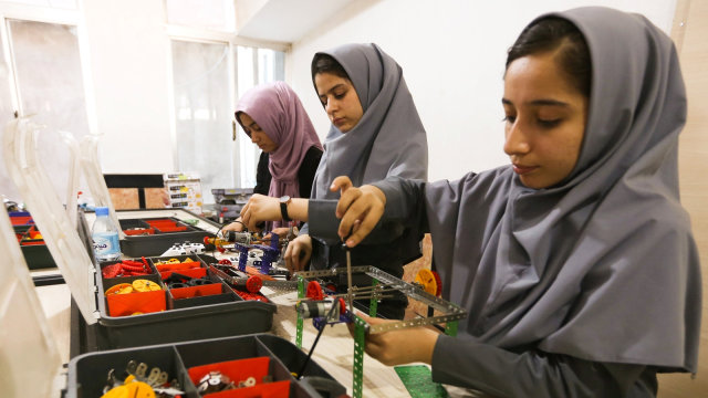 Anak perempuan membuat robotik. (Foto: REUTERS/Mohammad Shoib)