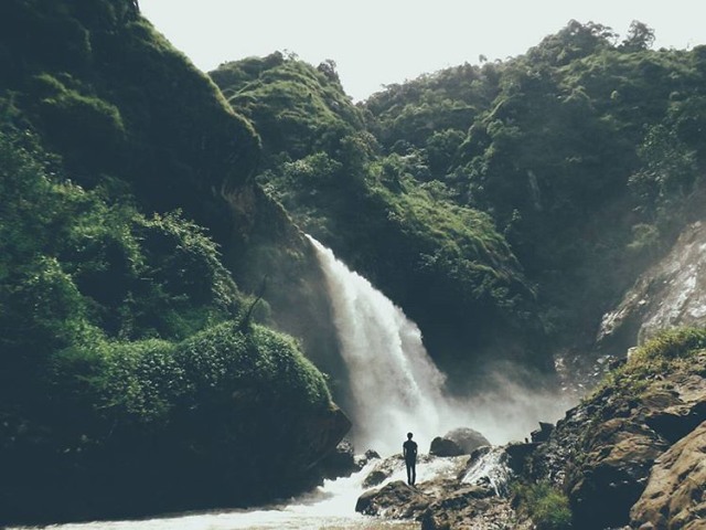 Menikmati Segarnya Air Terjun di Curug Nyogong, Garut