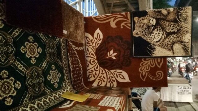 Penjual karpet di Jalan Basuki Rahmat, Jaktim (Foto: Ela Nurlaela/kumparan)