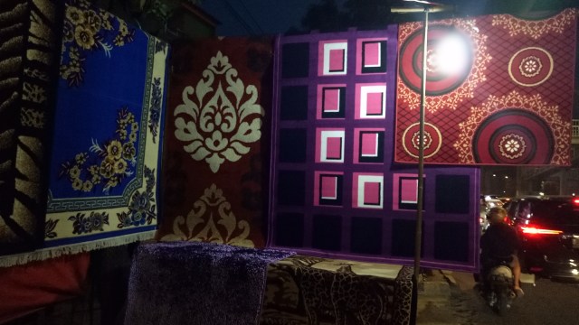 Penjual karpet di Jalan Basuki Rahmat, Jaktim (Foto: Ela Nurlaela/kumparan)