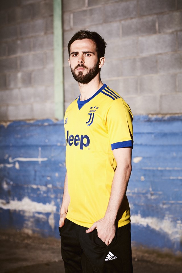 Pjanic berpose dengan jersey retro itu. (Foto: Adidas)