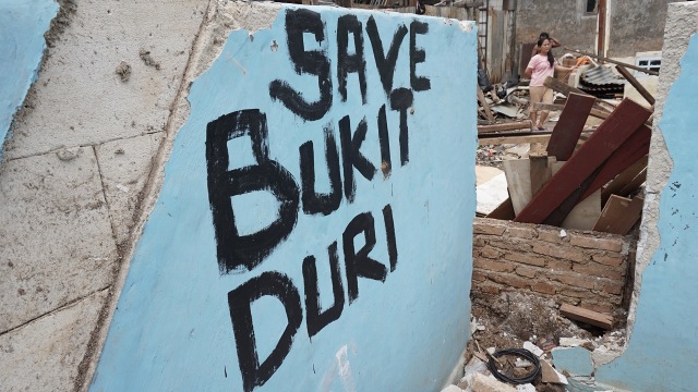 Warga Bukit Duri membongkar tempat tinggalnya (Foto: Aditia Noviansyah/kumparan)