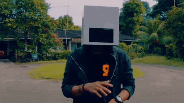 Mr. Headbox dalam video klip 'Young' (Foto: Youtube/Mr. Headboxmusic)