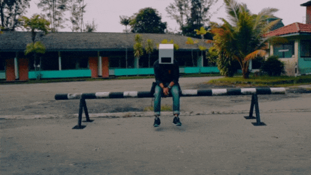 Mr. Headbox dalam video klip 'Young' (Foto: Youtube/Mr. Headboxmusic)