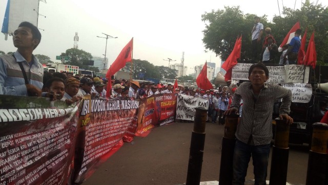 Massa AMT Pertamina demo di Kemenaker. (Foto: Aria Pradana/kumparan)