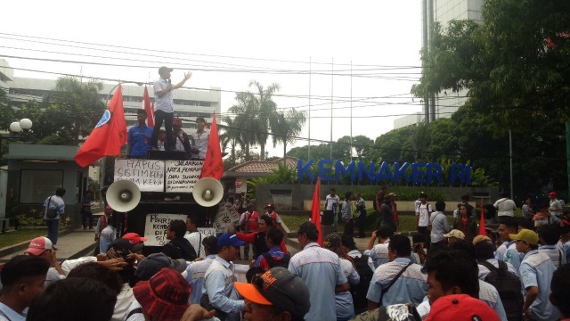 Massa AMT Pertamina demo di Kemenaker. (Foto: Aria Pradana/kumparan)