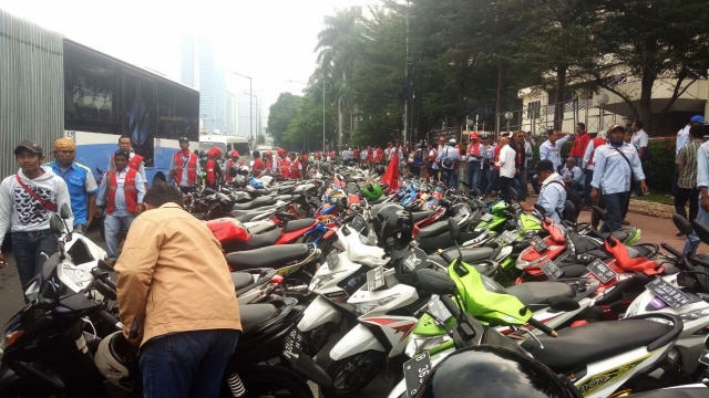 Massa AMT Pertamina demo di Kemenaker. (Foto: Aria Pradana/kumparan)