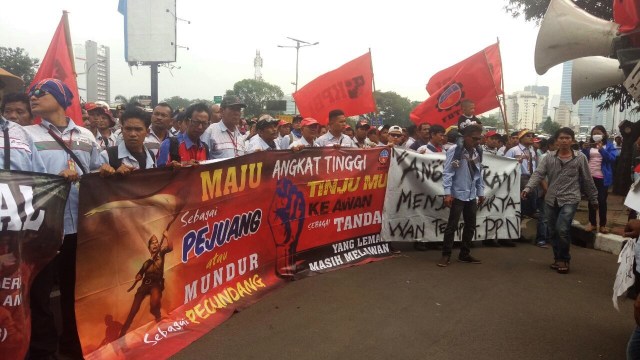 Massa AMT Pertamina demo di Kemenaker. (Foto: Aria Pradana/kumparan)