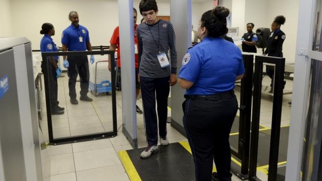 Ilustrasi Walk Through Metal Detector  (Foto: Reuters)