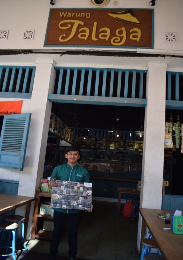 Warung Pinggir Jalan Di Tengah-Tengah Pusat Perbelanjaan
