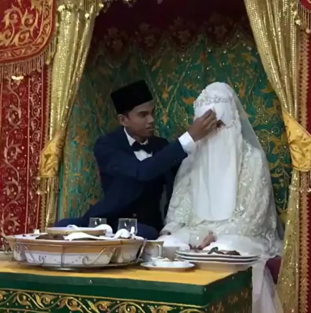 Muzammil mengelap keringat Sonia (Foto: Instagram/@alvin_411)