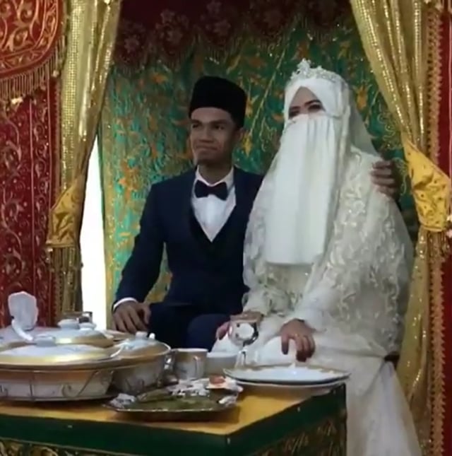 Muzammil merangkul Sonia (Foto: Instagram/@alvin_411)