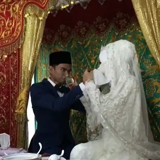Muzammil dan Sonia suap-suapan saat pernikahan (Foto: Instagram/@alvin_411)