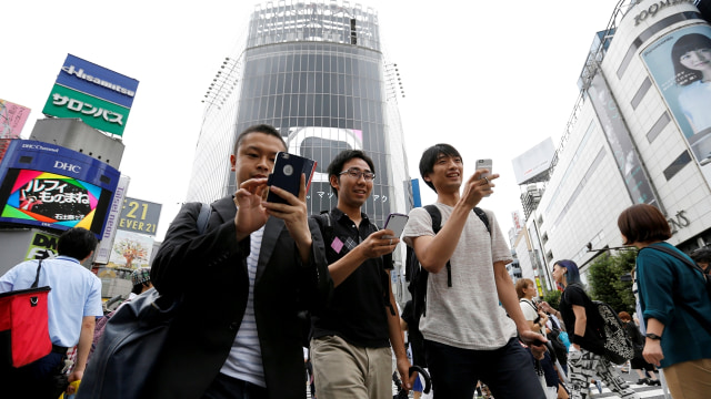 Remaja Jepang bermain game Pokemon Go. (Foto: Toru Hanai/Reuters)