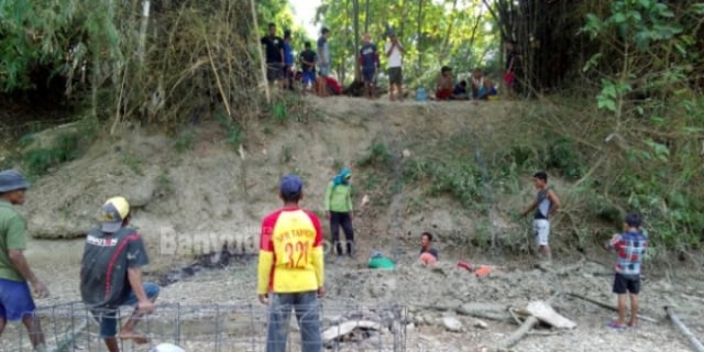 Warga Gotong Royong Bangun Jembatan