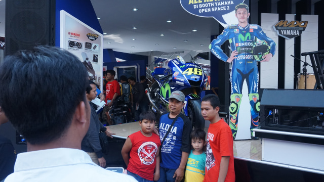 Berfoto dengan tunggangan tim Movistar (Foto: Gesit Prayogi/kumparan.com)