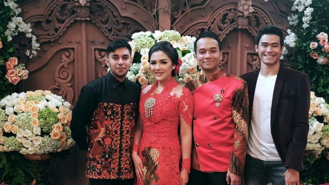 Vicky Shu dilamar pria bernama Ade (Foto: Instastory mikeethan1)