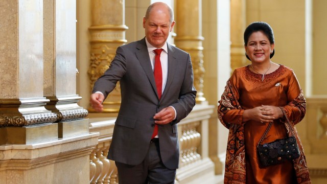 Olaf Scholz dan Iriana di KTT G20 (Foto: REUTERS/Axel Schmidt)