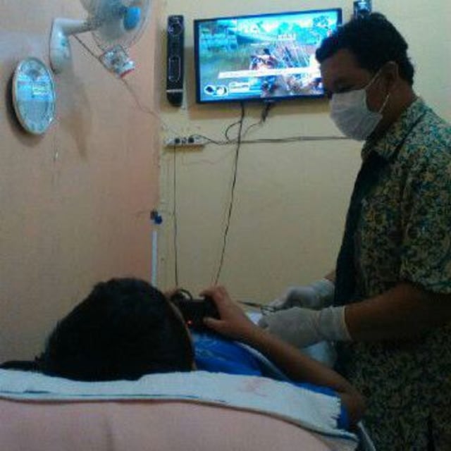 Anak main PS saat sedang disunat. (Foto: Dok. Singgih Widi Harjanto)