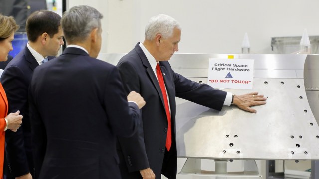 Mike Pence di Kennedy Space Center, Florida (Foto: REUTERS/Mike Brown)