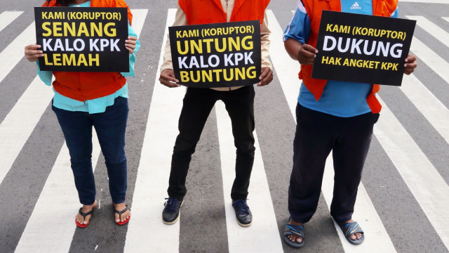 Aksi parodi koruptor dukung hak angket KPK. (Foto: Fanny Kusumawardhani/kumparan)