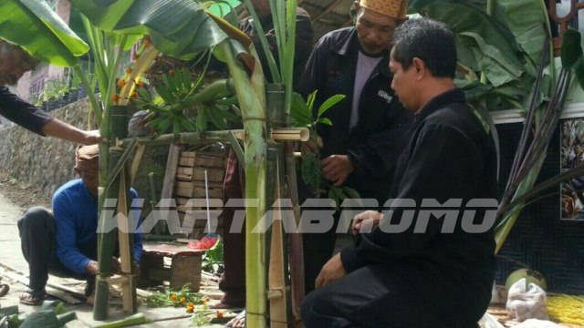 Mengenal ‘Ongkek Sesaji’ Ritual Kasada Suku Tengger Bromo