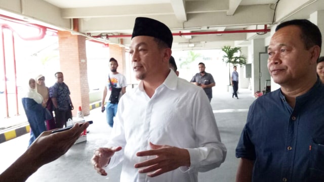 Bachtiar Nasir jenguk Hermansyah di RS Hermina. (Foto: Fahrian Saleh/kumparan)