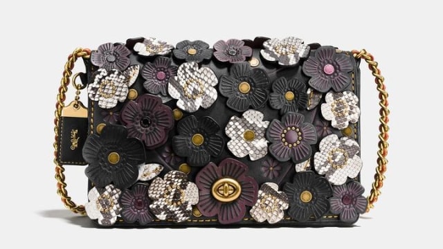 Coach Exotic Tea Rose Applique Dinky. (Foto: Dok. Coach)