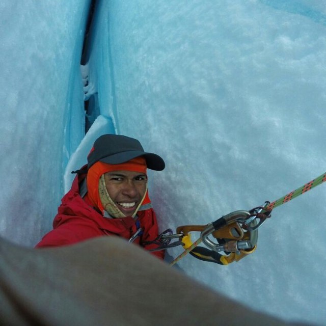 Kedalaman crevasse yang mencapai 20m (Foto: Facebook Sofyan Arief Fesa)