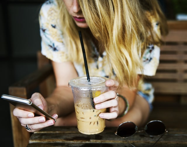 Punya Kebiasaan Bicara dengan Gadget Sendiri? Hal Ini Harus Segera Kamu Lakukan (1)