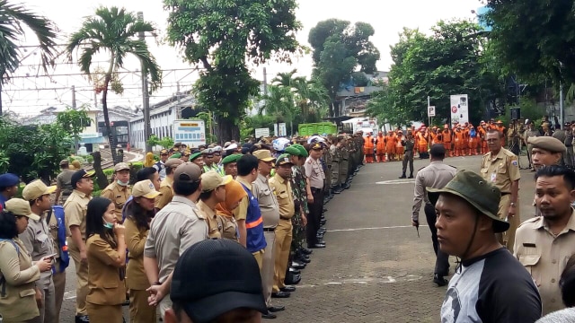 Apel aparat sebelum penertiban di Bukit Duri. (Foto: Ferio Pristiawan/kumparan)