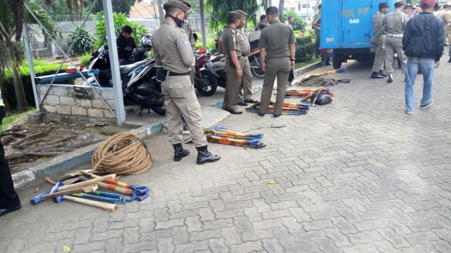 Persiapan aparat sebelum penertiban di Bukit Duri. (Foto: Ferio Pristiawan/kumparan)
