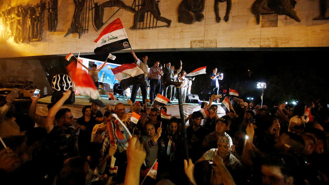 Selebrasi warga Mosul yang terbebas dari Irak (Foto: REUTERS/Stringe)
