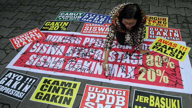 Demo PPDB di Solo (Foto: ANTARA FOTO/Mohammad Ayudha)