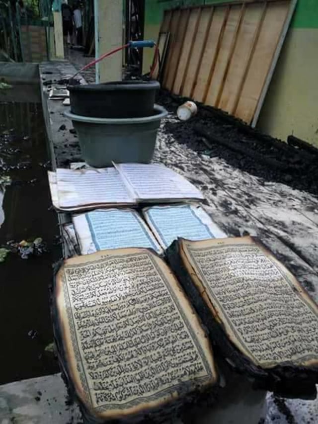 Alquran yang masih utuh saat kebakaran (Foto: Facebook/Yuni Rusmini )