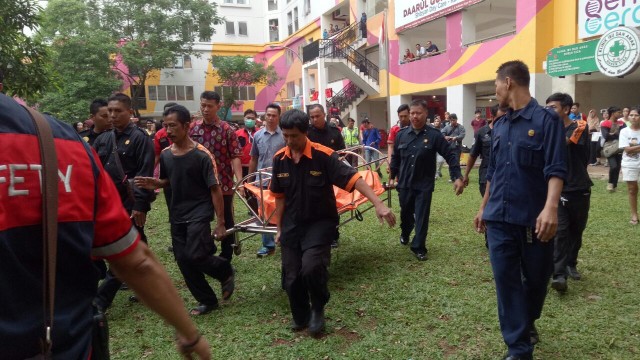 Proses evakuasi mayat di Kalibata City (Foto: Nadia Jovita/kumparan)