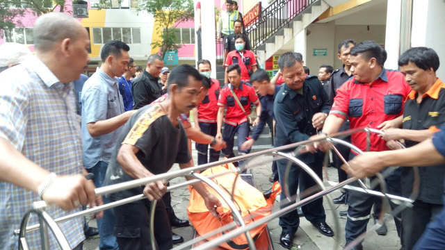 Proses evakuasi mayat di Kalibata City (Foto: Nadia Jovita/kumparan)