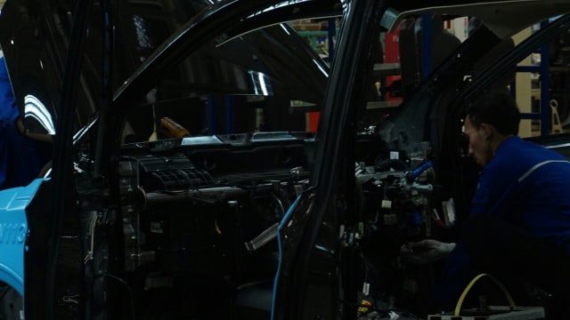 Melihat proses produksi mobil Wuling (Foto: Gesit Prayogi/kumparan)