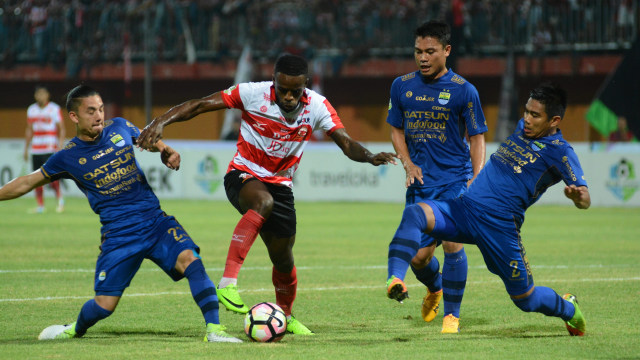 Persib (biru) pelopor jersey "balap" di Indonesia. (Foto: ANTARA/Saiful Bahri)