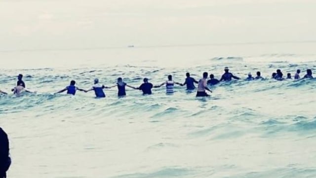 Rantai manusia untuk selamatkan orang tenggelam. (Foto: Facebook: Rosalind Beckton)