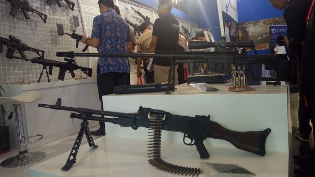 Senjata api buatan Pindad yang dipamerkan di JCC (Foto: Aria Pradana/kumparan)