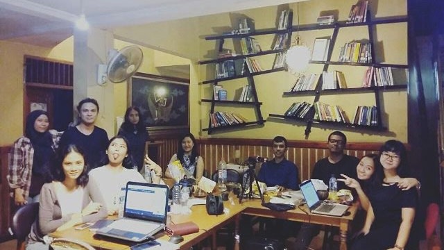 Suasana diskusi di Owl House Coffee. (Foto: Instagram/@owlhousecoffee)